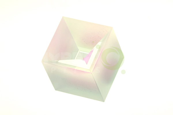 Cube prismatique cimenté
